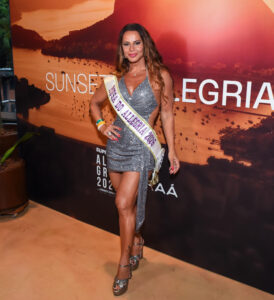 Viviane Araújo beija muito o marido em evento de Carnaval no Rio de Janeiro