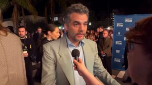 Wagner Moura viraliza ao ‘esquecer’ português em entrevista nos EUA: ‘Desculpa, eu já me confundi‘