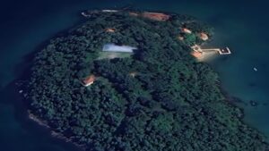 Aos 54 anos, cantor acumula fortuna milionária e possui uma ilha particular em Angra dos Reis