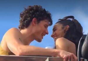 Bruna Marquezine e Shawn Mendes trocam carícias no trio de Ivete Sangalo no Carnaval de Salvador