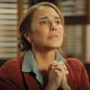 Zulma (Heloísa Périssée) faz cena para delegado ajudá-la a ter Samir (Davi Malizia) de volta em Êta Mundo Melhor