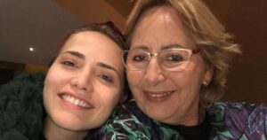 Leticia Colin exibe fotos raras com a mãe e brinca sobre semelhança inusitada: ‘Igual’