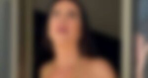 Influenciadora 60+ descobre que vizinho criticava e consumia seu conteúdo simultaneamente