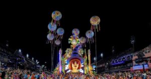 Desfile que homenageou Rita Lee teve ala com discos voadores; cantora falava em ser ‘abduzida’