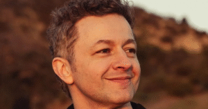 CHOQUE NO CARNAVAL! Lucas Lima ganha passe livre da namorada, beija outra e causa alvoroço