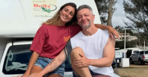 Relacionamento aberto? Lucas Lima beija outra mulher na frente da nova namorada durante o Carnaval, diz colunista