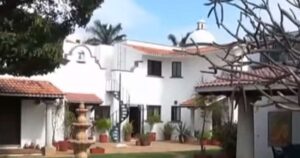 Barril que nada! Mansão milionária do criador de Chaves com 2 mil m², 6 quartos e mesa centenária passa bem longe do tamanho da ‘casa’ do icônico personagem