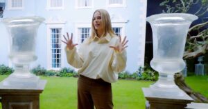 A mansão de Margot Robbie no filme ‘O Morro dos Ventos Uivantes’ é um conto de fadas gótico com sala de jantar gigantesca e jardim sensorial exuberante