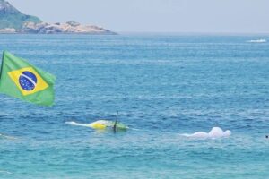 Instrutor e turista morrem em queda de asa-delta no mar do RJ; VEJA VÍDEO!