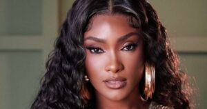 Bananas? Erika Januza usa look ‘diferentão’ no Carnaval e choca a web: ‘Meu Deus’