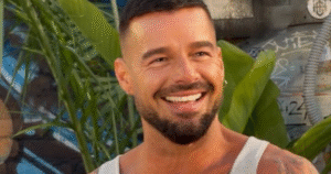 Ricky Martin reage a foto de ator brasileiro de sunga; veja quem