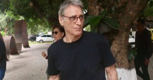 Herson Capri se despede do diretor de novelas da Globo Dennis Carvalho em velório, 12 dias após sofrer infarto e ficar internado em CTI