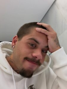 Zé Felipe posta fotos chorando e desabafa sobre saudade