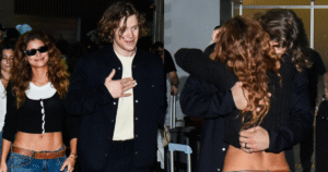 Amor de ouro! Medalhista olímpico, Lucas Pinheiro Braathen ganha carinho de Isadora Cruz em chegada ao Brasil; atriz usa aerolook com jeans de cintura baixa