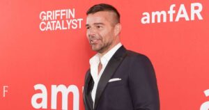 Após rumor de beijo em famoso no Carnaval, Ricky Martin interage com ator de ‘Três Graças’ e leva web à loucura: ‘Bom gosto’