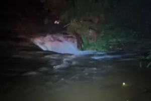 Casal é resgatado após correnteza arrastar carro; VEJA VÍDEO!