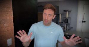 Leo Lins é absolvido e tem condenação à prisão revertida pela Justiça