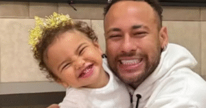 Fofura! Filha de Neymar encanta a web ao fazer oração: ‘Pela família, pela saúde’