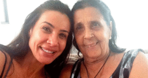 Após a mãe de 84 anos perder o ganha-pão em enchente de MG, Scheila Carvalho rebate críticas e explica por que a idosa trabalha: ‘O mundo anda doente’