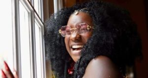 Cantora de samba Adriana Araújo entra em coma após aneurisma cerebral