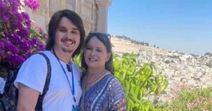 Atriz Myrian Rios exibe fotos em Israel ao lado de filho com André Gonçalves