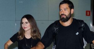Discreta, Sandy faz aparição rara com o namorado Pedro Andrade em aeroporto e impressiona ao dar beijão no médico. Veja fotos!