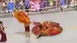 Mestre-sala e porta-bandeira escorregam em óleo e levam tombo em desfile; veja vídeo