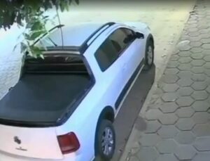 Secretário se desespera para escapar de carro desgovernado; VEJA VÍDEO