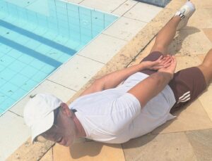 Drone flagra bicheiro Adilsinho correndo ao redor da piscina antes de ser rendido pela polícia; VEJA VÍDEO