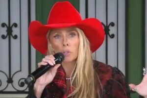 Filho de Adriane Galisteu faz aparição rara ao lado da avó