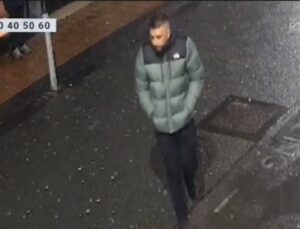 Homem ataca mulher com cotovelada e a deixa inconsciente em rua movimentada; VEJA VÍDEO