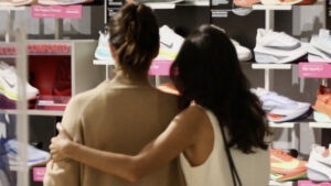 Aos 27 anos, atriz da Globo vive romance com mulher por quem se apaixonou pelo olhar: ‘Nunca esqueci’