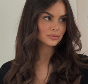 Amanda Kimberlly encanta ao mostrar Helena brincando com batom