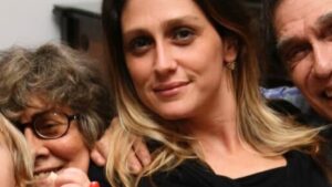 Aos 50 anos, Amora Mautner comove ao lamentar morte da mãe: ‘Vou virar você’