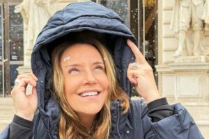 Ana Carolina compartilha fotos raras com a namorada durante viagem internacional: “Menos excesso, mais presença”