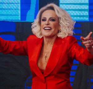 Ana Maria Braga posta clique de biquíni e chama atenção da web: Belíssima