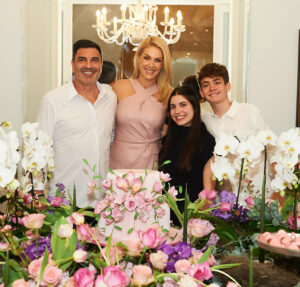 Margareth Serrão, mãe de Virginia Fonseca, recebe flores de Zé Felipe após cirurgia plástica