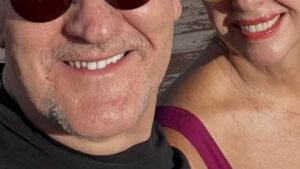 Aos 64 anos, ator de Coração Acelerado mostra foto especial com a esposa: ‘Lindos’