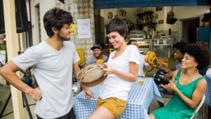 Aos 34 anos, atriz de Totalmente Demais se consolida como musa do streaming