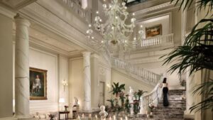 Aos 61 anos, sexy symbol da itália ostenta luxo em Milão em Hotel com diárias de R$ 60 mil