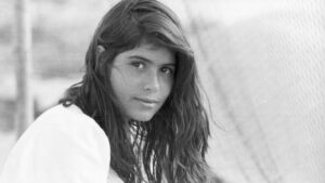 Aos 60 anos, atriz afastada da TV ganha dinheiro em outra área e tem família bem famosa