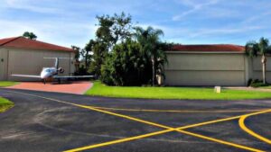 Conheça o bairro onde vizinhos dividem espaço com aviões na porta de casa