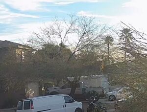 Avião faz pouso forçado em bairro residencial e atinge duas casas; VEJA VÍDEO