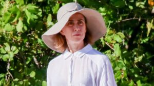 Fernanda Torres faz rara aparição com o marido diretor em passeio ao ar livre