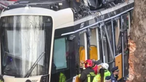 Bonde descarrila em Milão, na Itália, causando mortes e feridos; VEJA VÍDEO!