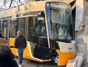 Bonde sai dos trilhos em centro de cidade, atinge loja e deixa dois mortos; VEJA VÍDEO