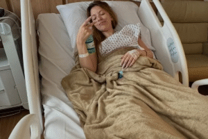 Neta de Carlos Alberto de Nóbrega comemora última sessão de “quimio vermelha” no tratamento contra o câncer