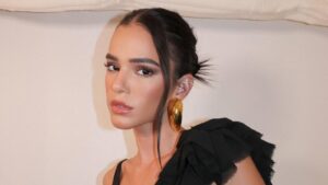 Bruna Marquezine aparece topless em foto e movimenta redes sociais; veja