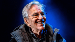 Caetano Veloso vence ação contra homem que o chamou de “pedaço de m*rda” e receberá indenização; saiba quanto