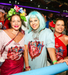 Em aparição rara, Rodrigo Santoro e Mel Fronckowiak trocam carinhos durante desfiles das escolas de samba do Rio de Janeiro; veja